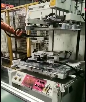 亿宝莱丝印机用于美的冰箱储物盒全自动印刷 机械手自动上下料